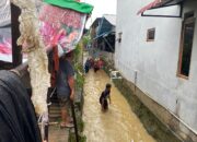 Tim SAR Gabungan bersiap melakukan penyelaman untuk mencari balita hanyut di parit Tanjung Sengkuang Batam.