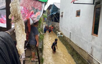 Tim SAR Gabungan bersiap melakukan penyelaman untuk mencari balita hanyut di parit Tanjung Sengkuang Batam.