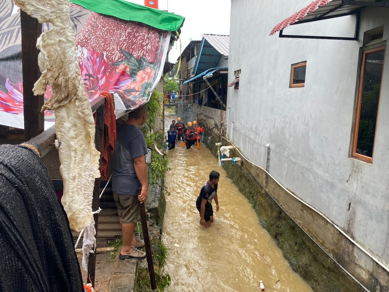 Tim SAR Gabungan bersiap melakukan penyelaman untuk mencari balita hanyut di parit Tanjung Sengkuang Batam.