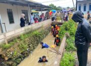 Tim SAR Gabungan bersiap melakukan penyelaman untuk mencari balita hanyut di parit Tanjung Sengkuang Batam.