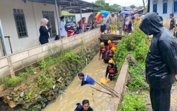 Tim SAR Gabungan bersiap melakukan penyelaman untuk mencari balita hanyut di parit Tanjung Sengkuang Batam.