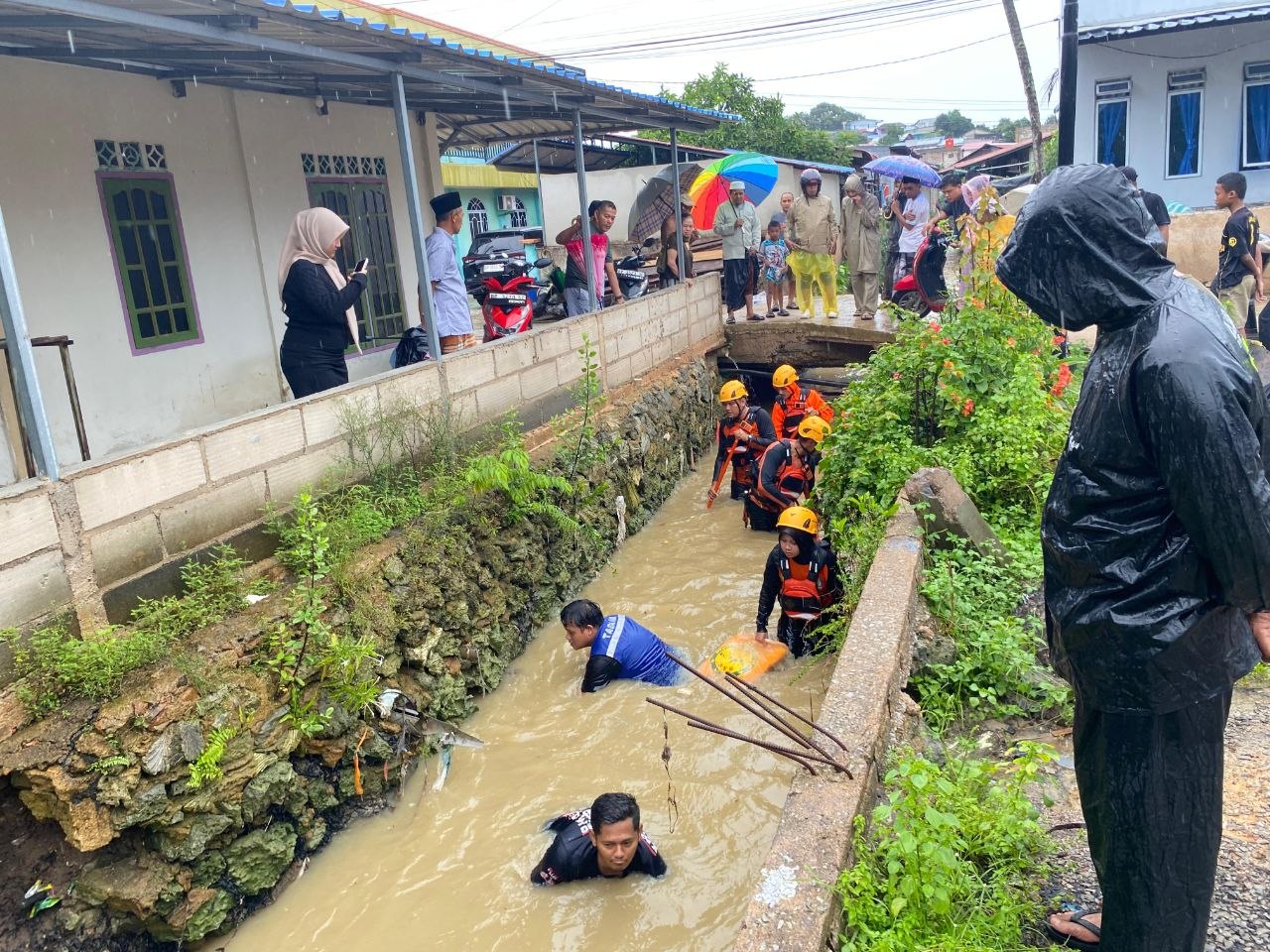Tim SAR Gabungan bersiap melakukan penyelaman untuk mencari balita hanyut di parit Tanjung Sengkuang Batam.