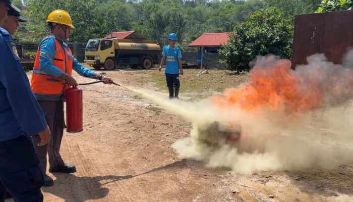 PLN Dabo Gandeng Damkar Lingga, Simulasi Kesiapsiagaan Hadapi Risiko Kebakaran