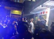 Personel gabungan Polresta Barelang dan Polsek Sagulung mengamankan terduga pelaku pencurian HP dari kerumunan warga di Tunas Regensi