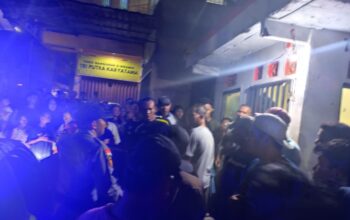 Personel gabungan Polresta Barelang dan Polsek Sagulung mengamankan terduga pelaku pencurian HP dari kerumunan warga di Tunas Regensi