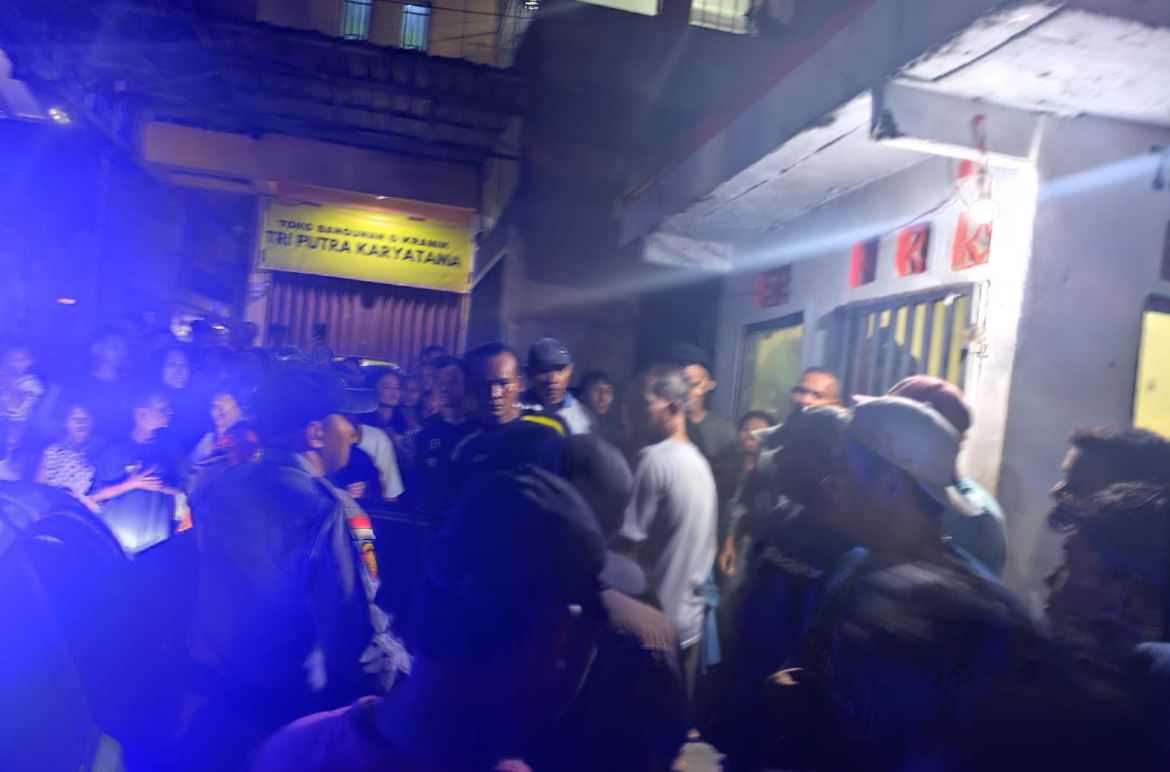 Personel gabungan Polresta Barelang dan Polsek Sagulung mengamankan terduga pelaku pencurian HP dari kerumunan warga di Tunas Regensi