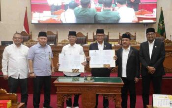 Suasana rapat paripurna DPRD Kota Batam pengesahan Perda PSU Perumahan 2026.