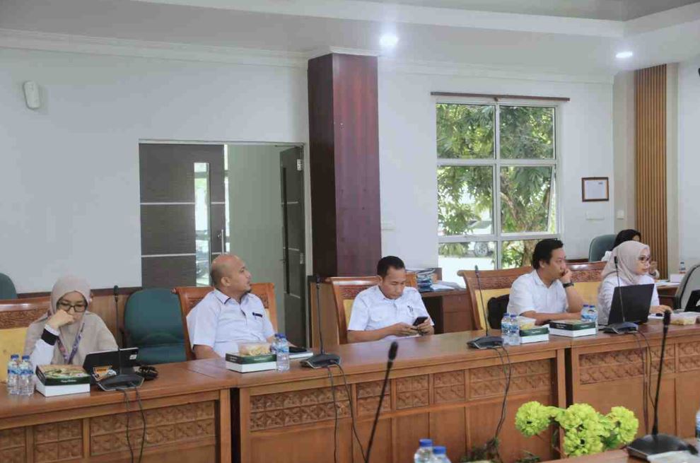 Suasana rapat koordinasi Pansus DPRD Batam bersama Tim Pemko Batam terkait revisi Perda Pengelolaan Sampah.