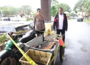 nggota Jatanras Polda Kepri mengamankan tumpukan besi penutup drainase hasil pencurian di Terowongan Pelita Batam.