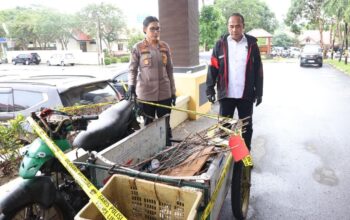 nggota Jatanras Polda Kepri mengamankan tumpukan besi penutup drainase hasil pencurian di Terowongan Pelita Batam.