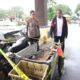 nggota Jatanras Polda Kepri mengamankan tumpukan besi penutup drainase hasil pencurian di Terowongan Pelita Batam.