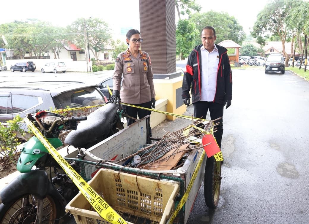 nggota Jatanras Polda Kepri mengamankan tumpukan besi penutup drainase hasil pencurian di Terowongan Pelita Batam.