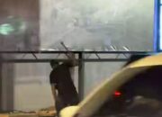 Tangkapan layar video viral diduga aksi rayap besi sedang menjebol trotoar di Terowongan Pelita Batam pada subuh hari.