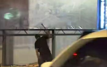 Tangkapan layar video viral diduga aksi rayap besi sedang menjebol trotoar di Terowongan Pelita Batam pada subuh hari.