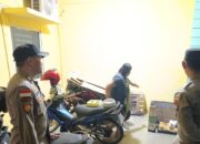 Personel kepolisian Polresta Barelang saat turun tangan melerai dan memediasi keributan antar-tetangga di perumahan Batam.