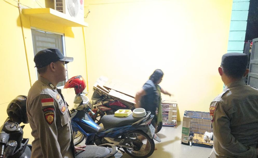 Personel kepolisian Polresta Barelang saat turun tangan melerai dan memediasi keributan antar-tetangga di perumahan Batam.