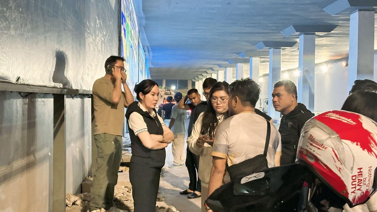 Wakil Wali Kota Batam Li Claudia Chandra termenung lesu saat meninjau kerusakan akibat pencurian besi di Terowongan Pelita