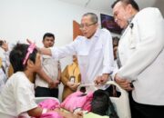Wali Kota Batam Amsakar Achmad berdialog dan memberikan jaminan pendidikan kepada RAL di RSUD Embung Fatimah.