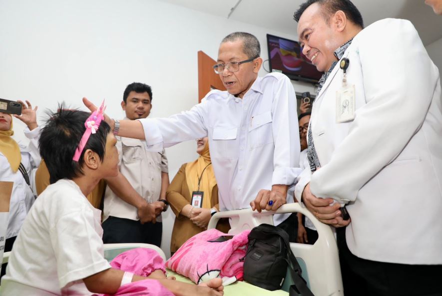 Wali Kota Batam Amsakar Achmad berdialog dan memberikan jaminan pendidikan kepada RAL di RSUD Embung Fatimah.