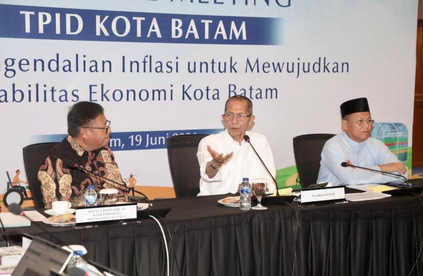Wali Kota Batam Amsakar Achmad memimpin High Level Meeting TPID 2026 di Bank Indonesia Kepri