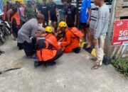 Tim SAR gabungan mengevakuasi jasad korban tersambar petir dari pompong nelayan di Pelabuhan Binjai Natuna.