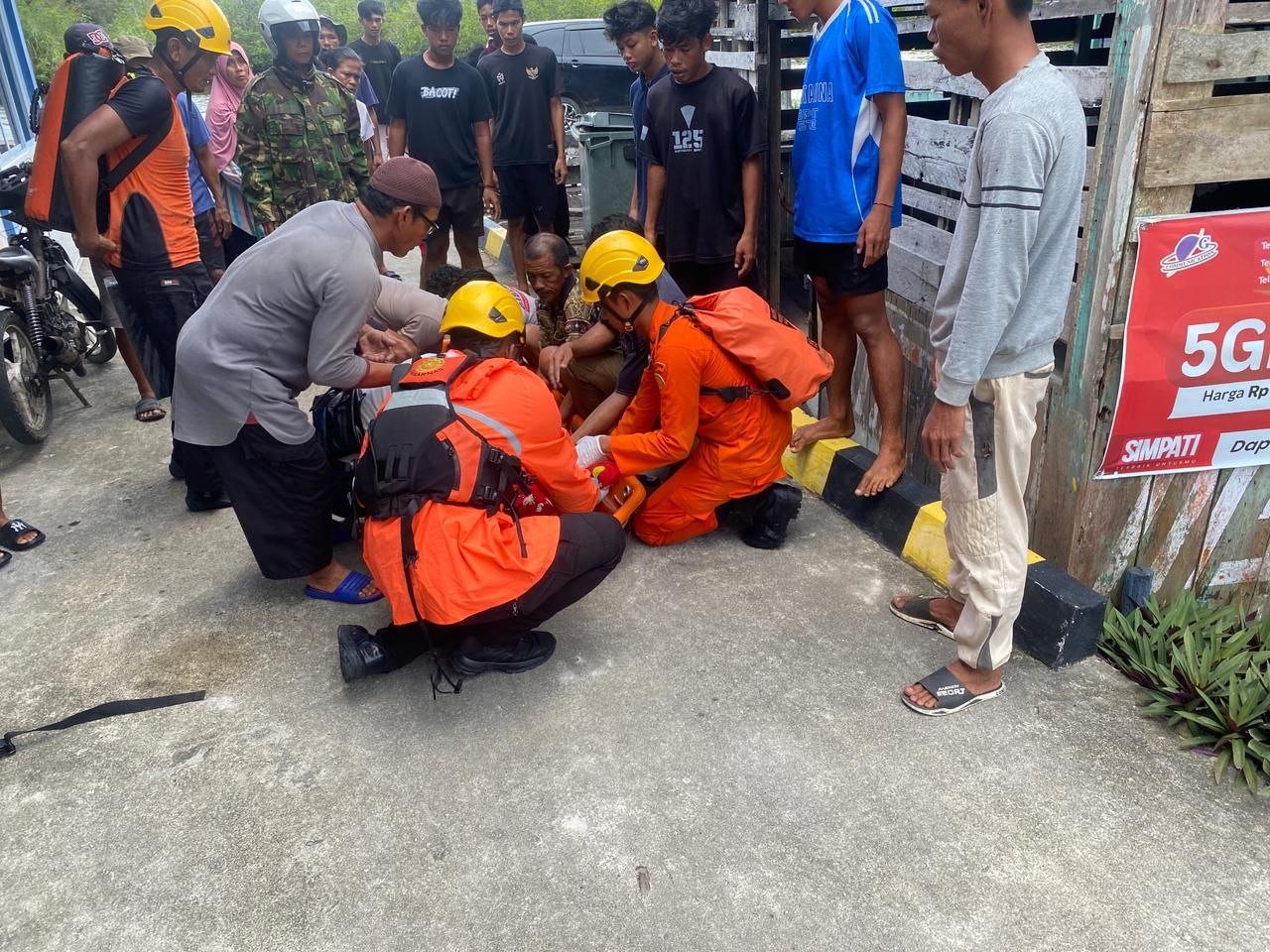 Tim SAR gabungan mengevakuasi jasad korban tersambar petir dari pompong nelayan di Pelabuhan Binjai Natuna.