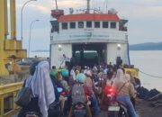 Penumpang KMP Paray Membludak, Keberangkatan Jagoh–Penarik Tertunda, Sejumlah Kendaraan Terpaksa Diturunkan