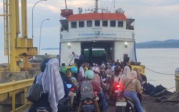 Penumpang KMP Paray Membludak, Keberangkatan Jagoh–Penarik Tertunda, Sejumlah Kendaraan Terpaksa Diturunkan