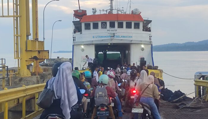 Penumpang KMP Paray Membludak, Keberangkatan Jagoh–Penarik Tertunda, Sejumlah Kendaraan Terpaksa Diturunkan