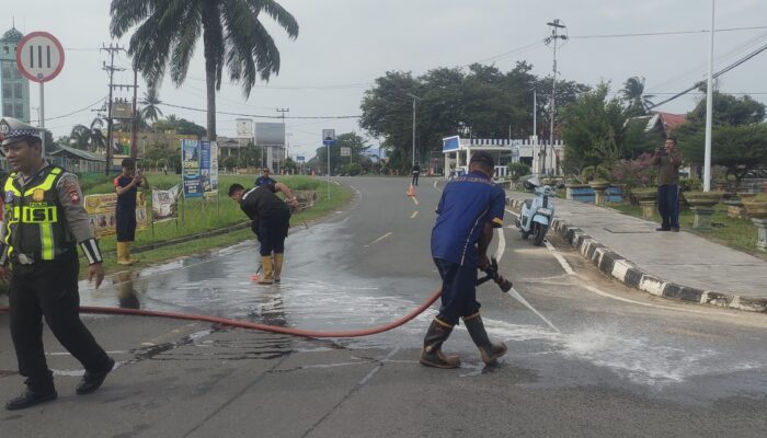 Damkar Lingga Bersihkan Tumpahan Solar di Simpang 4 Taman Dabo, Polisi Telusuri CCTV Buru Terduga Pelaku