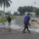 Damkar Lingga Bersihkan Tumpahan Solar di Simpang 4 Taman Dabo, Polisi Telusuri CCTV Buru Terduga Pelaku