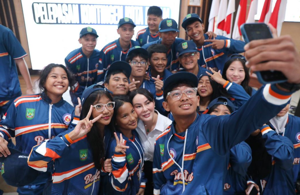 Wakil Wali Kota Batam Li Claudia Chandra saat melepas kontingen atlet Batam untuk POPDA X Kepri 2026