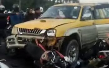 Kecelakaan Beruntun di Lampu Merah Kepri Mall: Mitsubishi Strada Seruduk 8 Motor, Korban Kritis Terjebak di Kolong Mobil