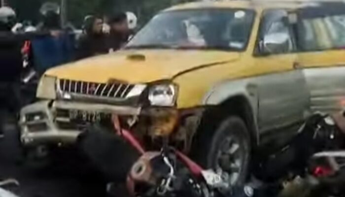 Kecelakaan Beruntun di Lampu Merah Kepri Mall: Mitsubishi Strada Seruduk 8 Motor, Korban Kritis Terjebak di Kolong Mobil
