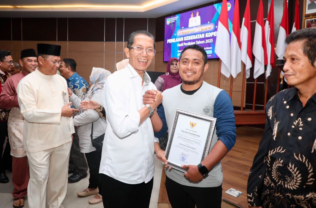 Penyerahan penghargaan Koperasi Sehat dan pembiayaan modal usaha UMKM Pemko Batam.