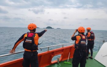 Tim SAR Tanjungpinang menggunakan KN SAR 209 melakukan pencarian penumpang KMP Bahtera Nusantara 03 yang hilang di perairan Bintan.