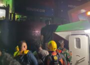 Proses evakuasi empat ABK kapal TB AOM 787 yang tenggelam di perairan Kepulauan Anambas