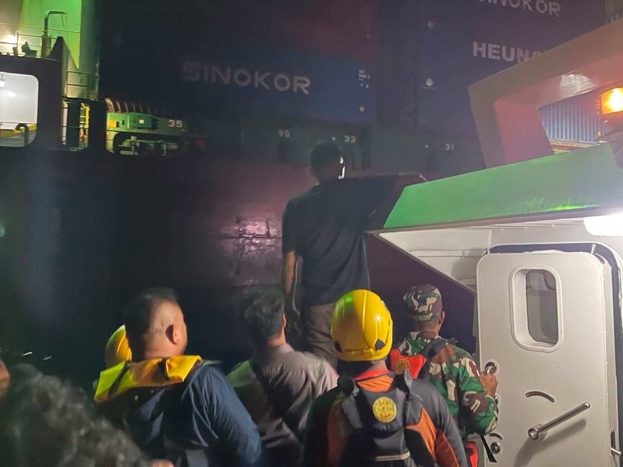 Proses evakuasi empat ABK kapal TB AOM 787 yang tenggelam di perairan Kepulauan Anambas