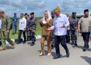 Bupati Natuna Cen Sui Lan menyambut kedatangan Menko Polkam dan Kasal Laksamana TNI Muhammad Ali di Lanud Raden Sadjad.