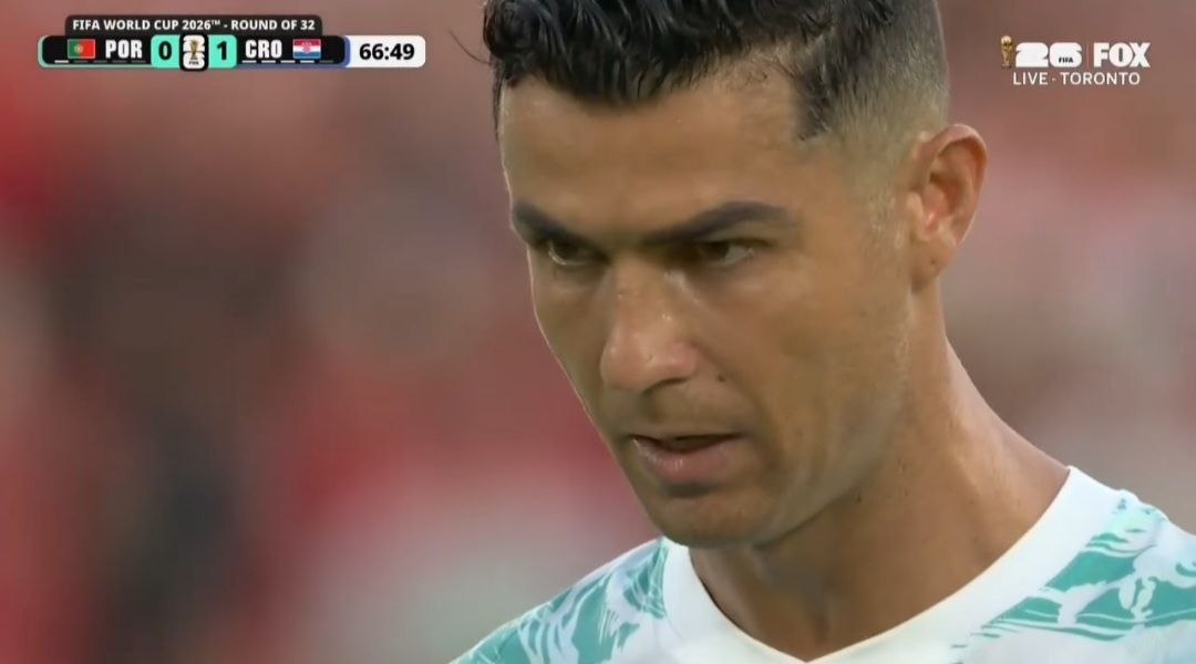 Ekspresi fokus Cristiano Ronaldo bersiap tendang penalti di babak 16 besar Piala Dunia 2026.
