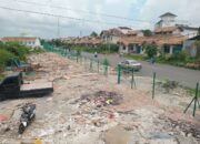Pagar kawat dan tiang besi yang menutup akses jalan belakang ruko di Perumahan Town House Anggrek Sari Batam Kota.