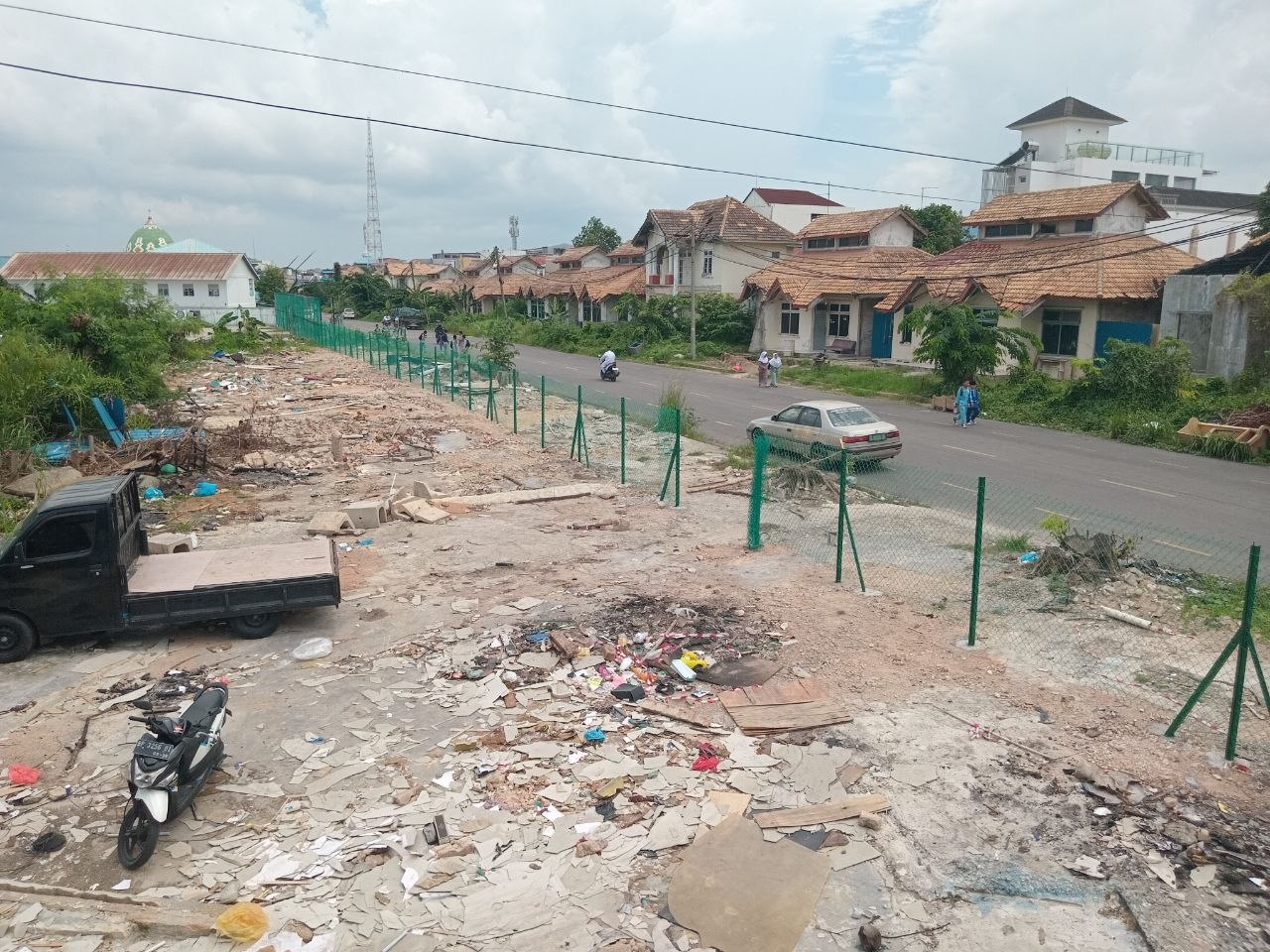 Pagar kawat dan tiang besi yang menutup akses jalan belakang ruko di Perumahan Town House Anggrek Sari Batam Kota.