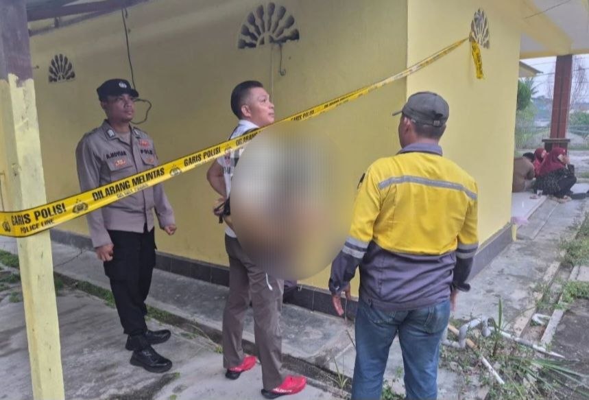 Garis polisi dipasang di TKP penemuan jasad remaja gantung diri di Kecamatan Tebing, Kabupaten Karimun.