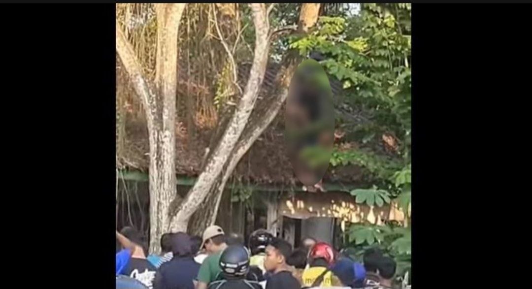 Polisi dan Tim Inafis Polresta Barelang menyelidiki lokasi penemuan jasad karyawan PT Simatelex yang tewas tergantung di Sagulung Batam