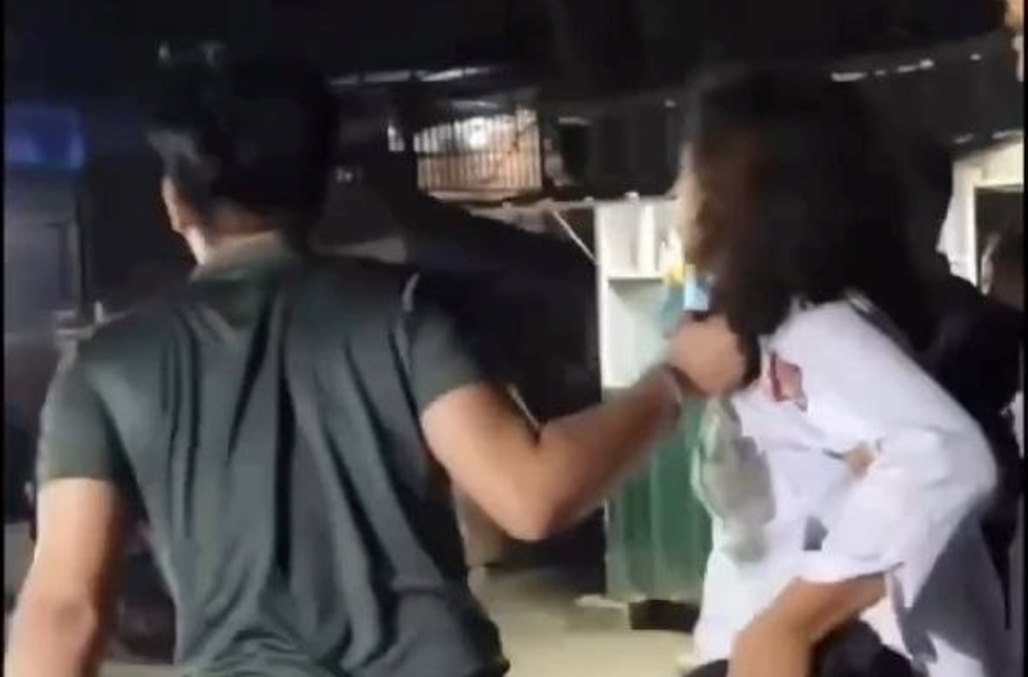 Ratusan warga menggeruduk rumah oknum guru SD terduga pelaku pencabulan anak di Teluk Nibung, Tanjungbalai.