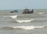 Proses evakuasi kapal nelayan yang tenggelam di perairan Sekop Laut Dabo Singkep ditarik dua kapal kayu.