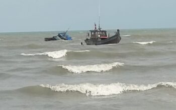 Proses evakuasi kapal nelayan yang tenggelam di perairan Sekop Laut Dabo Singkep ditarik dua kapal kayu.