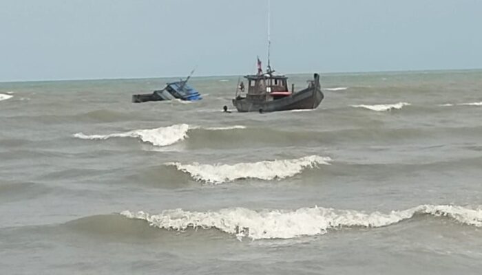 Kapal Nelayan Tenggelam di Sekop Laut Dabo Singkep, 2 ABK Selamat Usai Lambaikan Senter