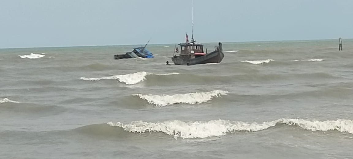 Proses evakuasi kapal nelayan yang tenggelam di perairan Sekop Laut Dabo Singkep ditarik dua kapal kayu.