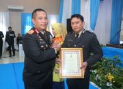 Bripka Iwan Setiawan menerima penghargaan Bhabinkamtibmas Teladan dari Kapolda Kepri.